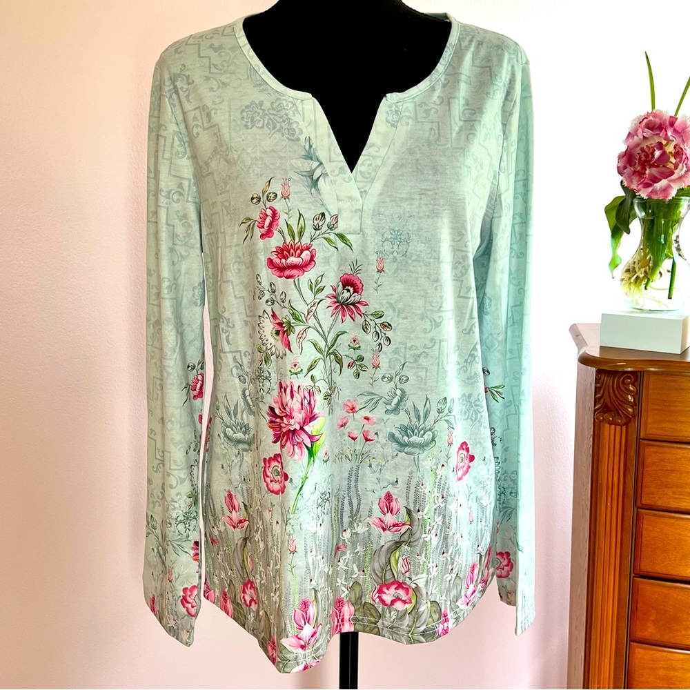 NORACORA Floral Split V-Neck Longsleeve Top